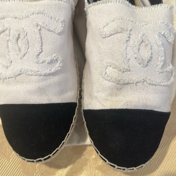 Chanel White Canvas Espadrilles With Black Toe Cap. EU 40. - Picture 8 of 8